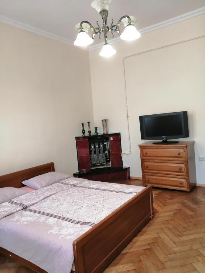 Затишна Оселя Apartment Lviv Ngoại thất bức ảnh
